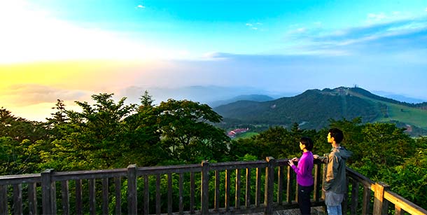 茶臼山山頂から望む 茶臼山高原の朝焼け
