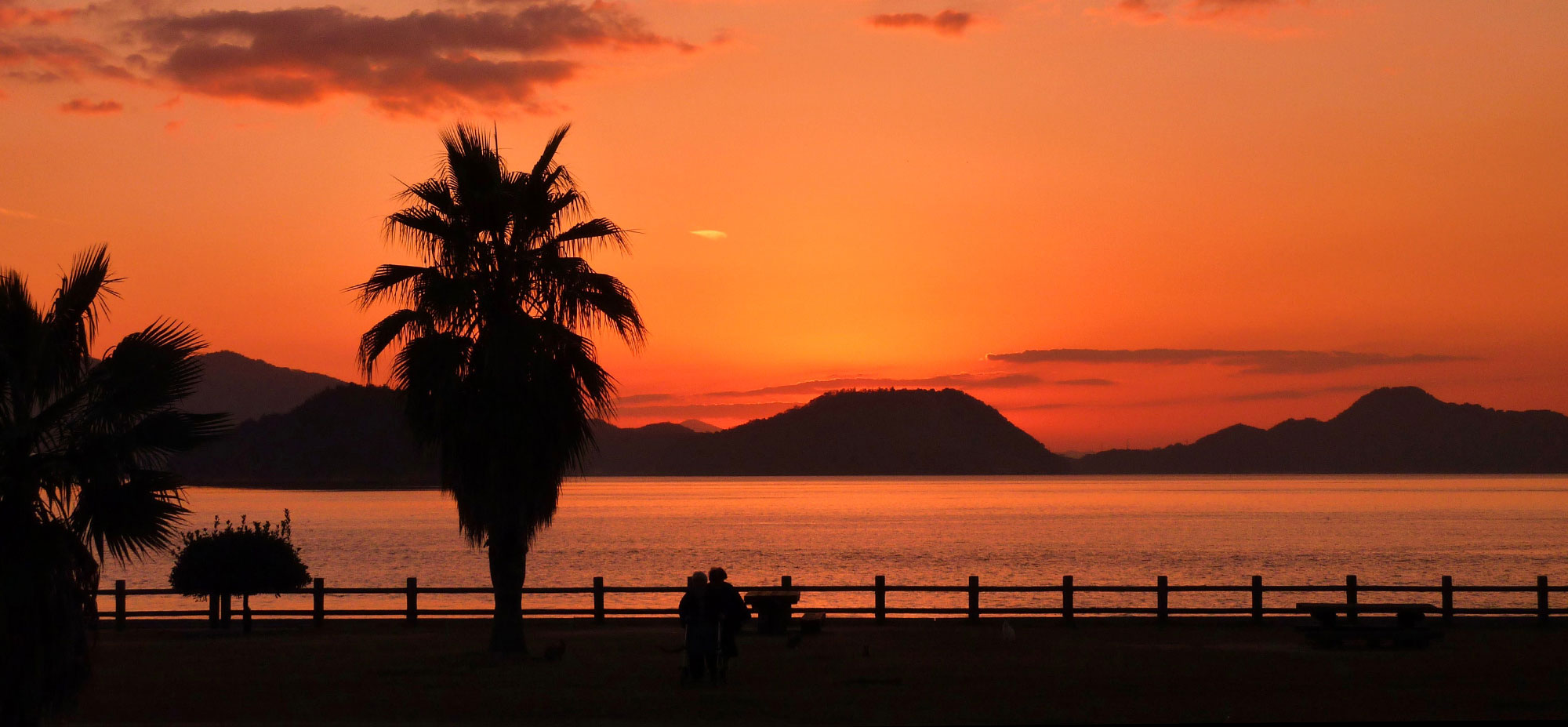 絶景　瀬戸内海の夕日　綺麗なオレンジ色が空一色